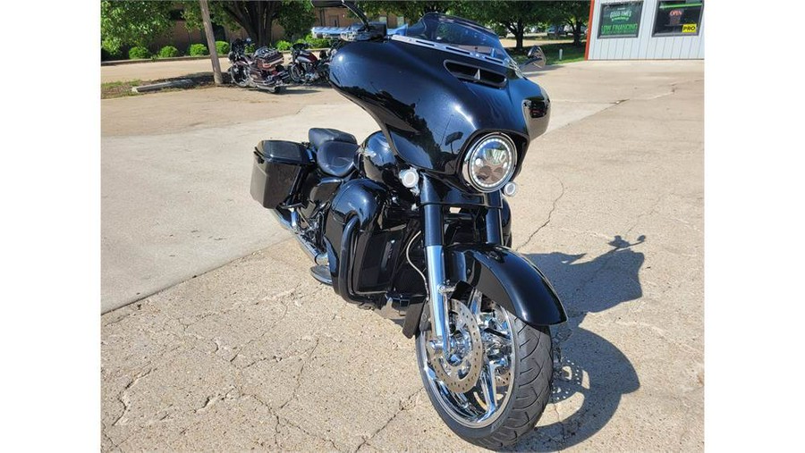 2015 Harley-Davidson® CVO STREET GLIDE SPE