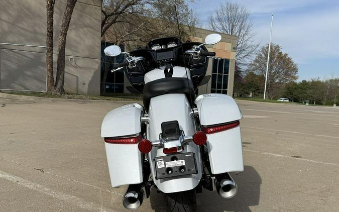 2025 Indian Motorcycle® Challenger® Limited 112 w/PowerBand Audio Ghost White Metallic with Black M