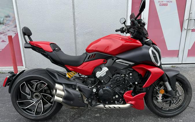 2023 Ducati Diavel V4 Ducati Red