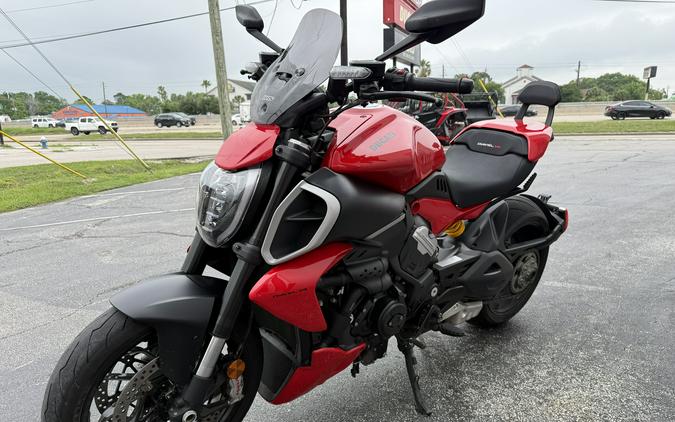 2023 Ducati Diavel V4 Ducati Red