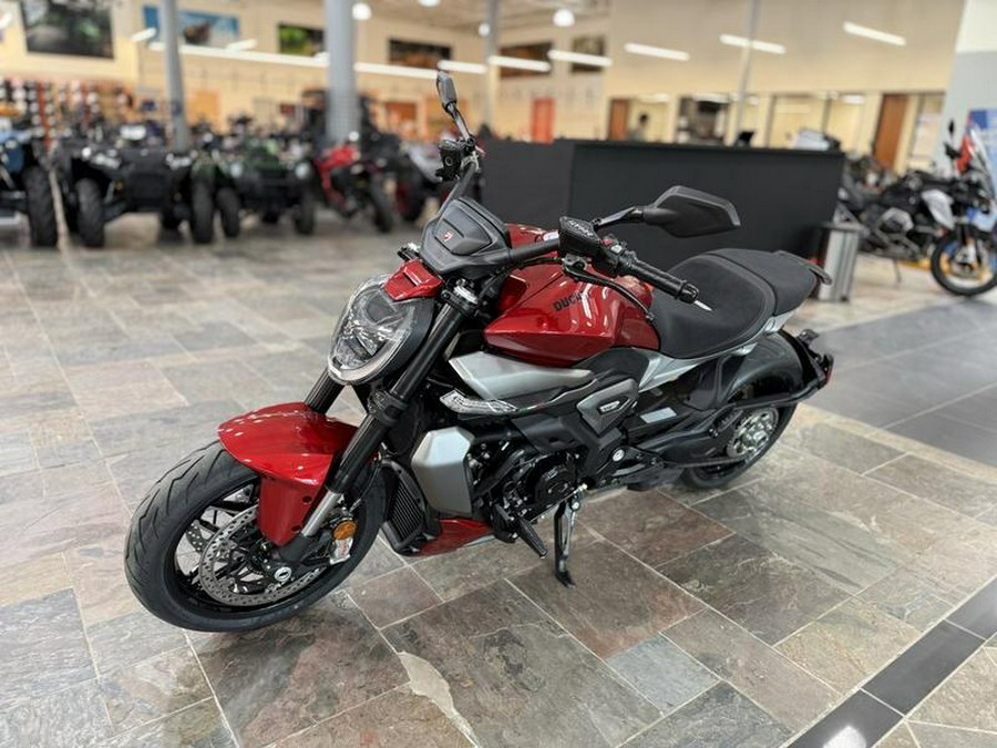 2026 Ducati XDiavel V4 Burning Red