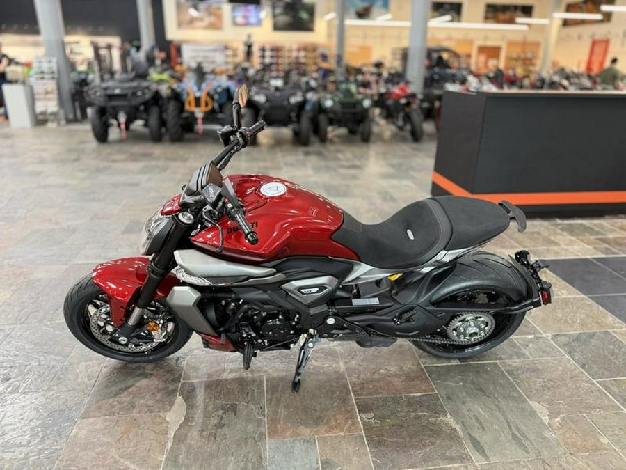 2026 Ducati XDiavel V4 Burning Red