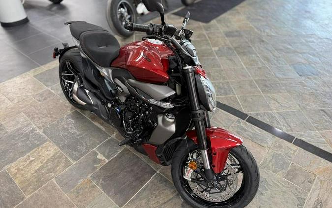 2026 Ducati XDiavel V4 Burning Red