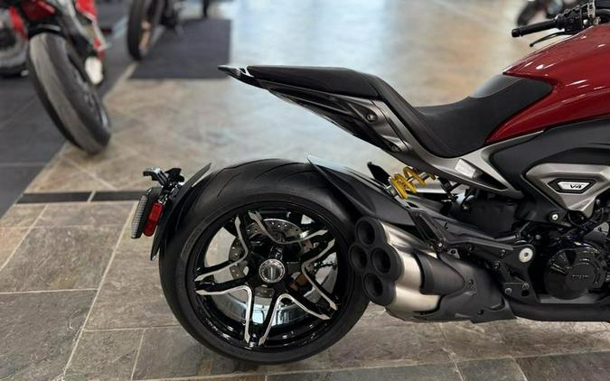 2026 Ducati XDiavel V4 Burning Red