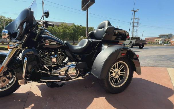2023 Harley-Davidson® Tri Glide® Ultra Vivid Black