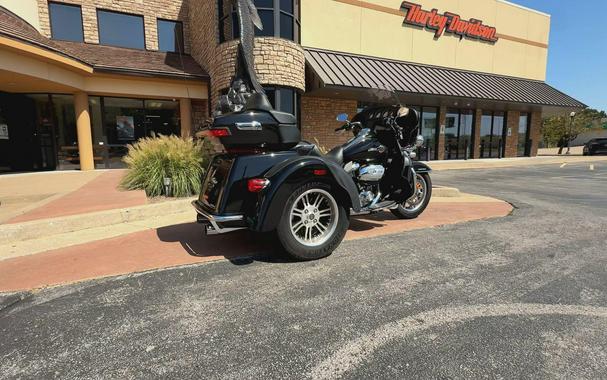 2023 Harley-Davidson® Tri Glide® Ultra Vivid Black