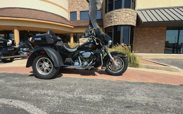 2023 Harley-Davidson® Tri Glide® Ultra Vivid Black