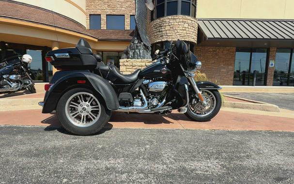 2023 Harley-Davidson® Tri Glide® Ultra Vivid Black