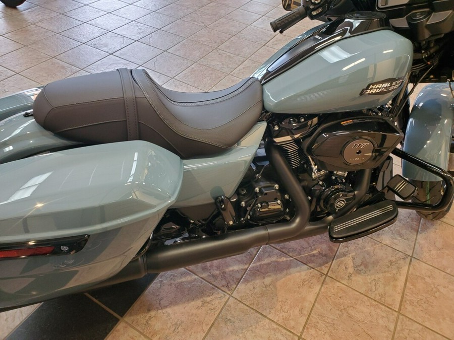 2024 Harley-Davidson Street Glide® Sharkskin Blue - Black Finish