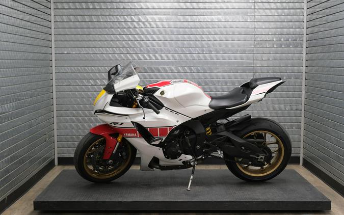 2022 YAMAHA YZF-R1