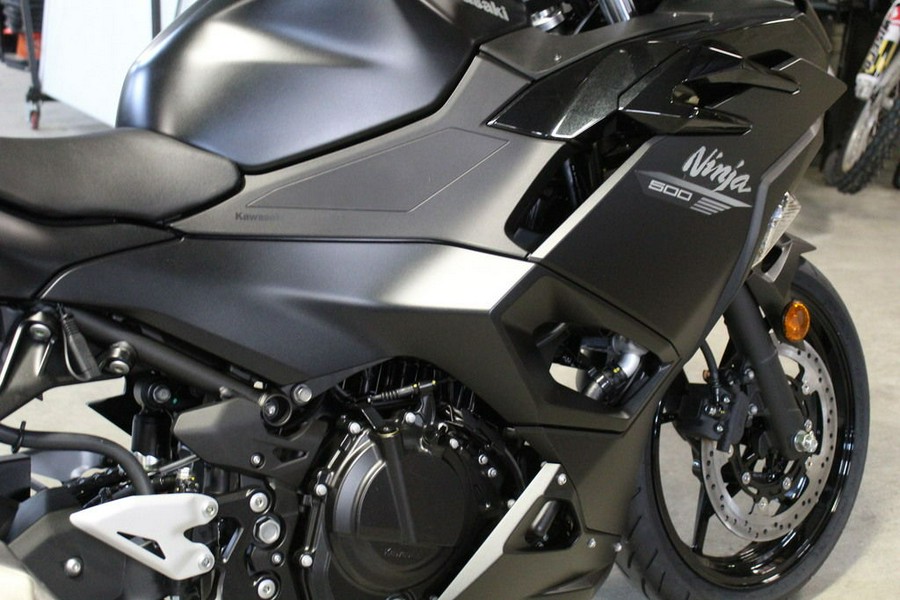 2026 Kawasaki Ninja® 500 Base