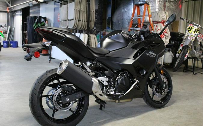 2026 Kawasaki Ninja® 500 Base