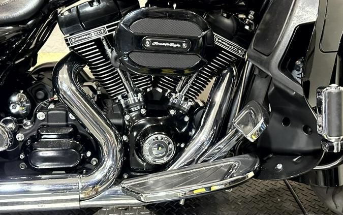 2016 Harley-Davidson® CVO™ Street Glide® CRB CRY/PTM FLM
