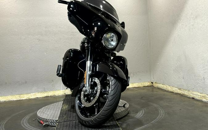 2016 Harley-Davidson® CVO™ Street Glide® CRB CRY/PTM FLM