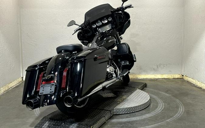 2016 Harley-Davidson® CVO™ Street Glide® CRB CRY/PTM FLM