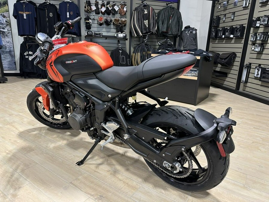 2023 Triumph Trident 660 Matte Baja Orange / Matte Storm Grey