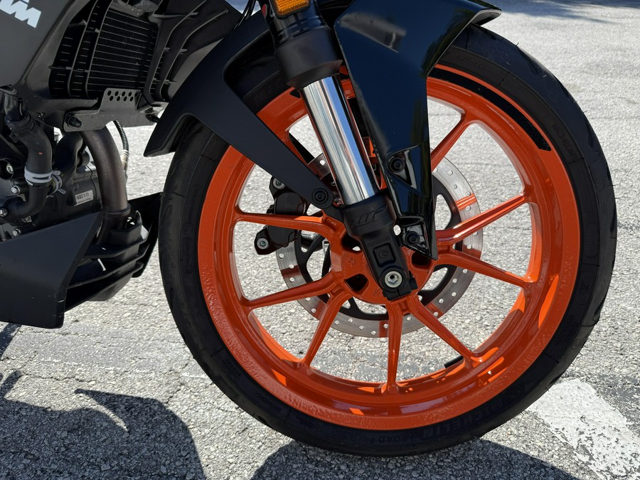 2023 KTM Duke 200