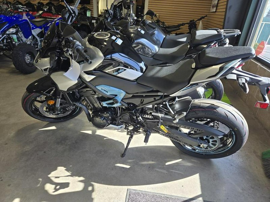 2025 Kawasaki Z900 ABS Galaxy Silver/Metallic Spark Black