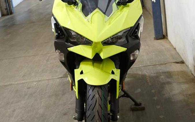 2026 Kawasaki Ninja® 500 ABS Metallic Yellowish Green/Ebony