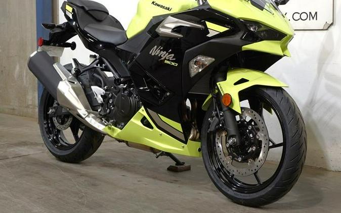 2026 Kawasaki Ninja® 500 ABS Metallic Yellowish Green/Ebony