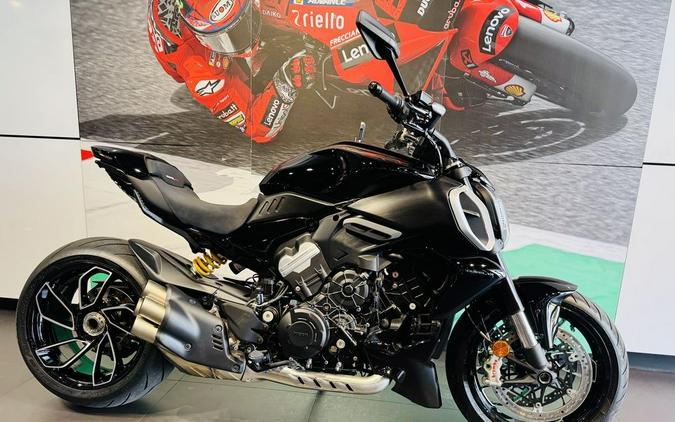 2025 Ducati Diavel V4 Thrilling Black