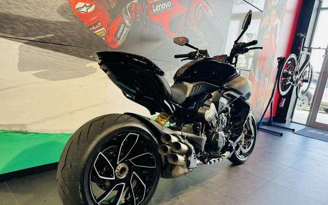 2025 Ducati Diavel V4 Thrilling Black