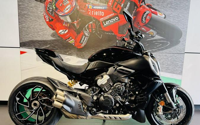 2025 Ducati Diavel V4 Thrilling Black