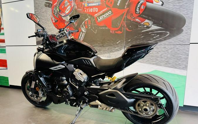 2025 Ducati Diavel V4 Thrilling Black