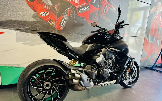 2025 Ducati Diavel V4 Thrilling Black