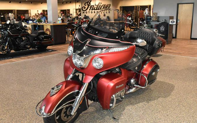 2017 Indian Motorcycle® Roadmaster® Icon Mesa Red Smoke & Thunder Black
