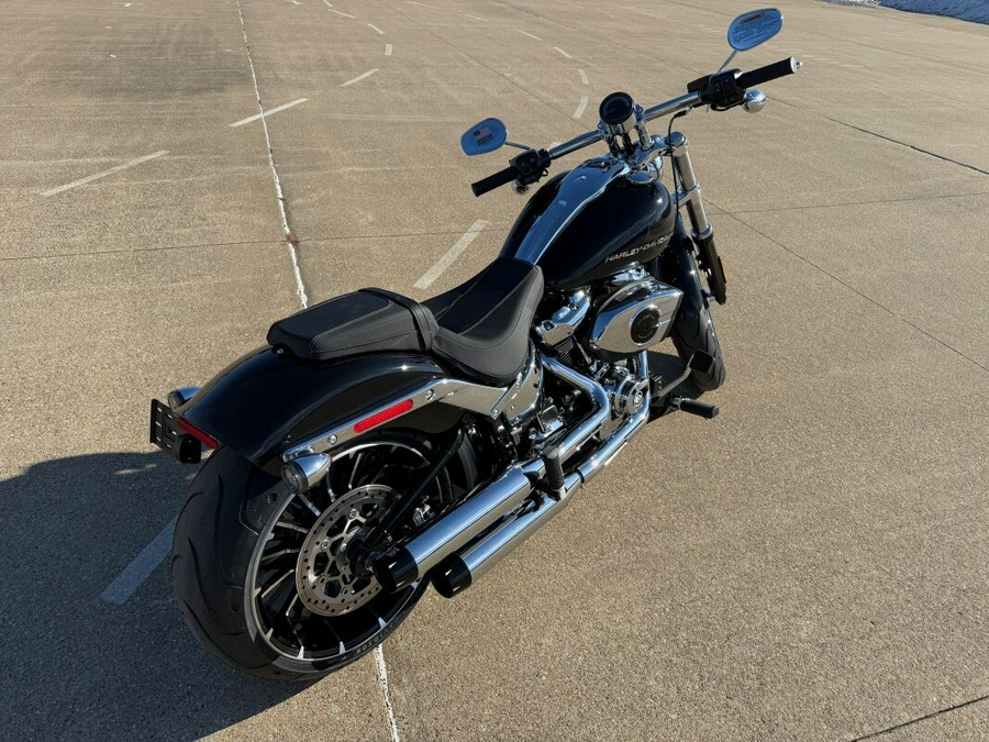 2025 Harley-Davidson® Breakout® Vivid Black