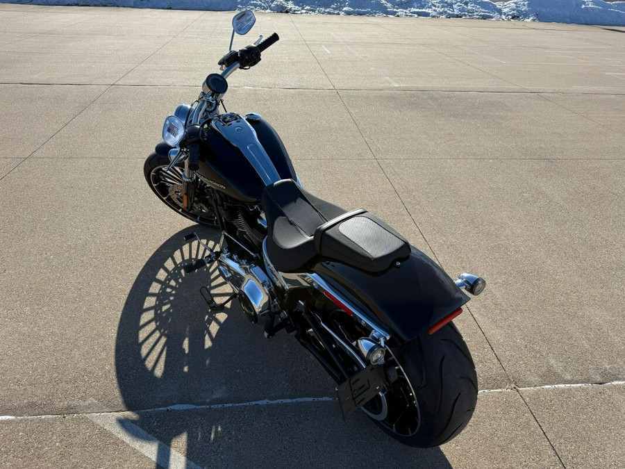 2025 Harley-Davidson® Breakout® Vivid Black