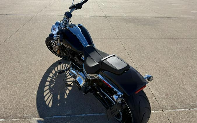 2025 Harley-Davidson® Breakout® Vivid Black