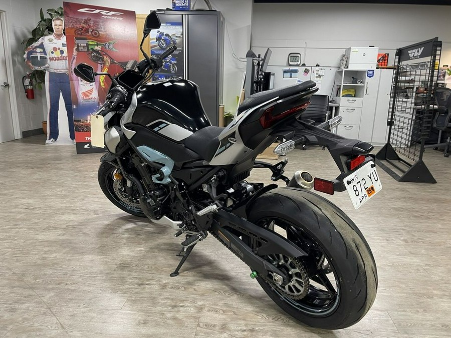 2025 Kawasaki Z900 ABS Galaxy Silver/Metallic Spark Black