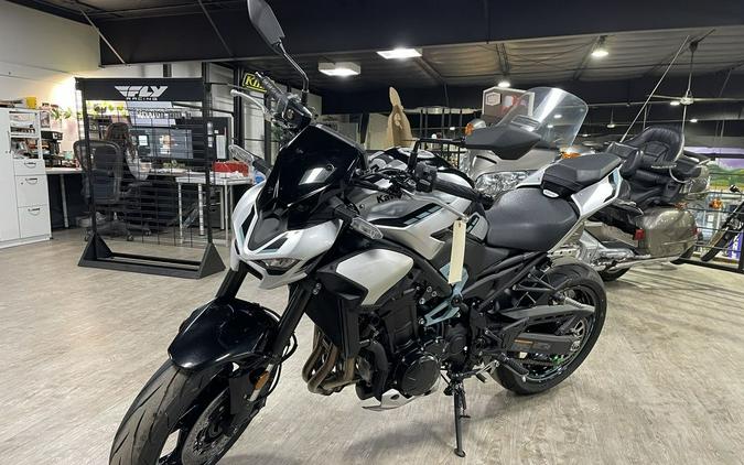 2025 Kawasaki Z900 ABS Galaxy Silver/Metallic Spark Black