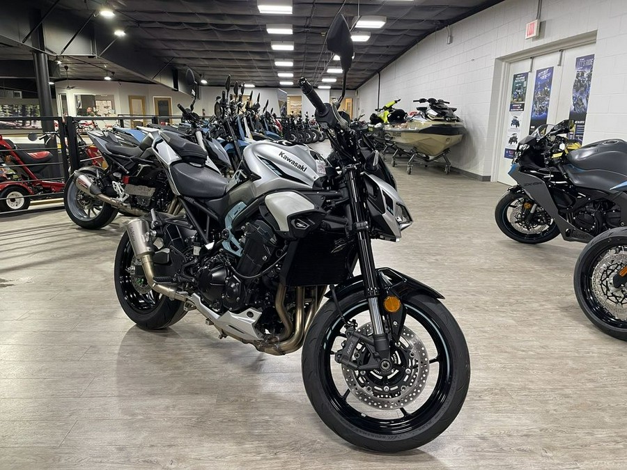 2025 Kawasaki Z900 ABS Galaxy Silver/Metallic Spark Black