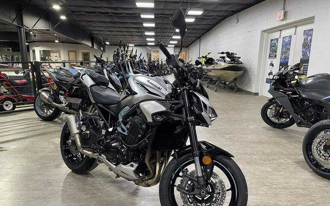 2025 Kawasaki Z900 ABS Galaxy Silver/Metallic Spark Black