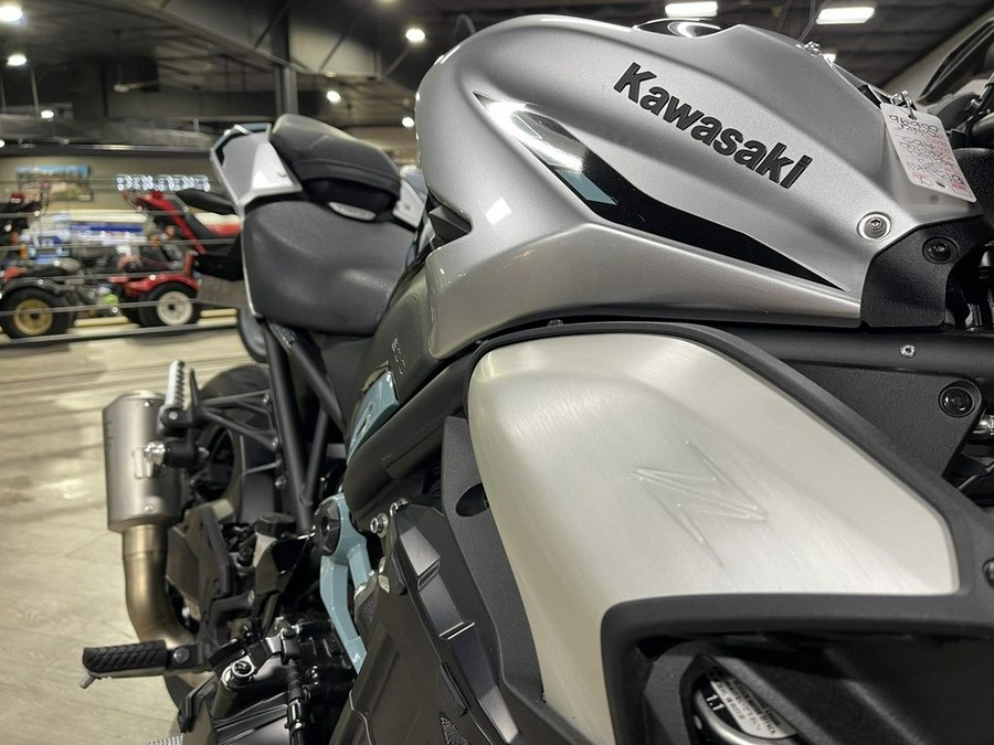 2025 Kawasaki Z900 ABS Galaxy Silver/Metallic Spark Black