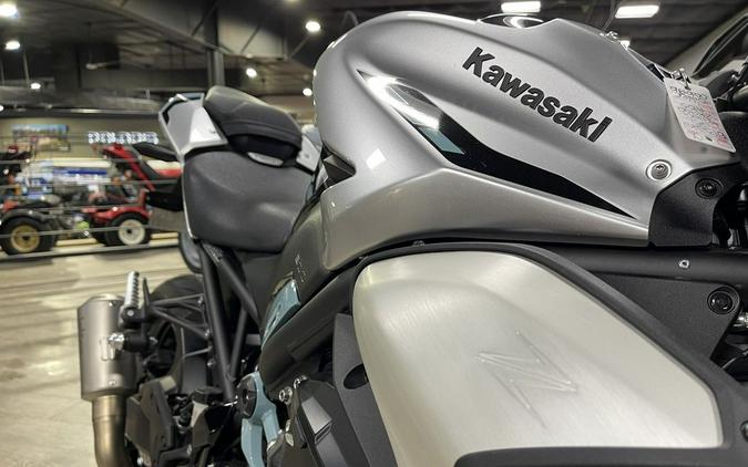 2025 Kawasaki Z900 ABS Galaxy Silver/Metallic Spark Black