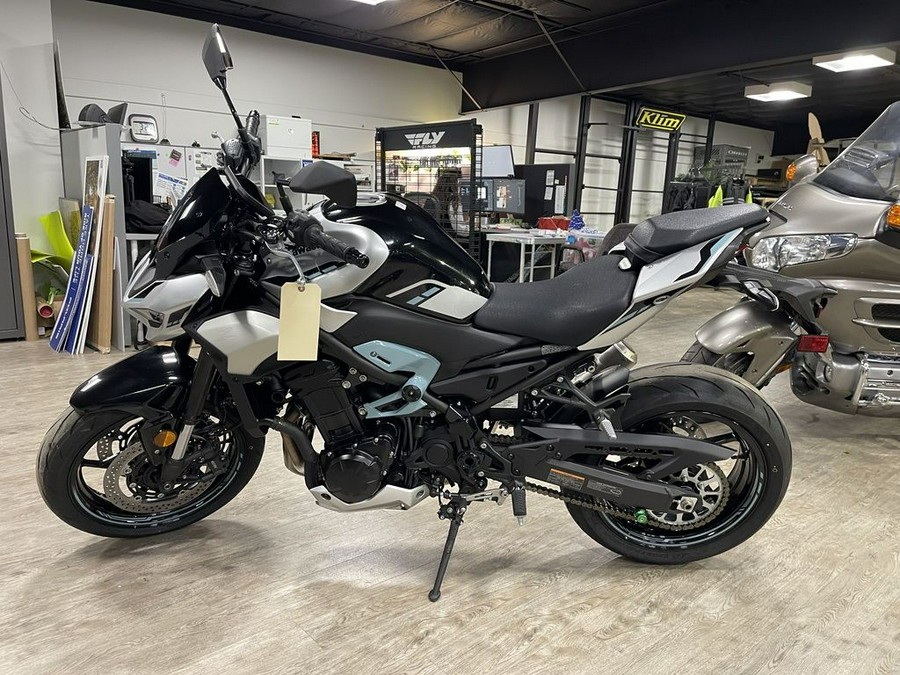2025 Kawasaki Z900 ABS Galaxy Silver/Metallic Spark Black