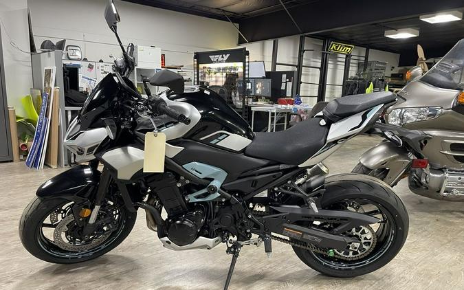 2025 Kawasaki Z900 ABS Galaxy Silver/Metallic Spark Black