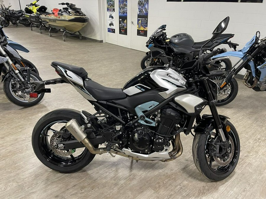 2025 Kawasaki Z900 ABS Galaxy Silver/Metallic Spark Black
