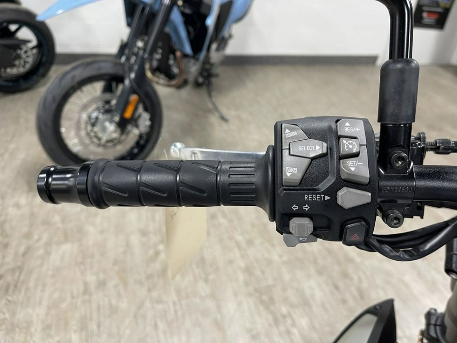 2025 Kawasaki Z900 ABS Galaxy Silver/Metallic Spark Black