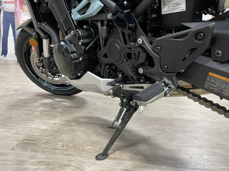2025 Kawasaki Z900 ABS Galaxy Silver/Metallic Spark Black