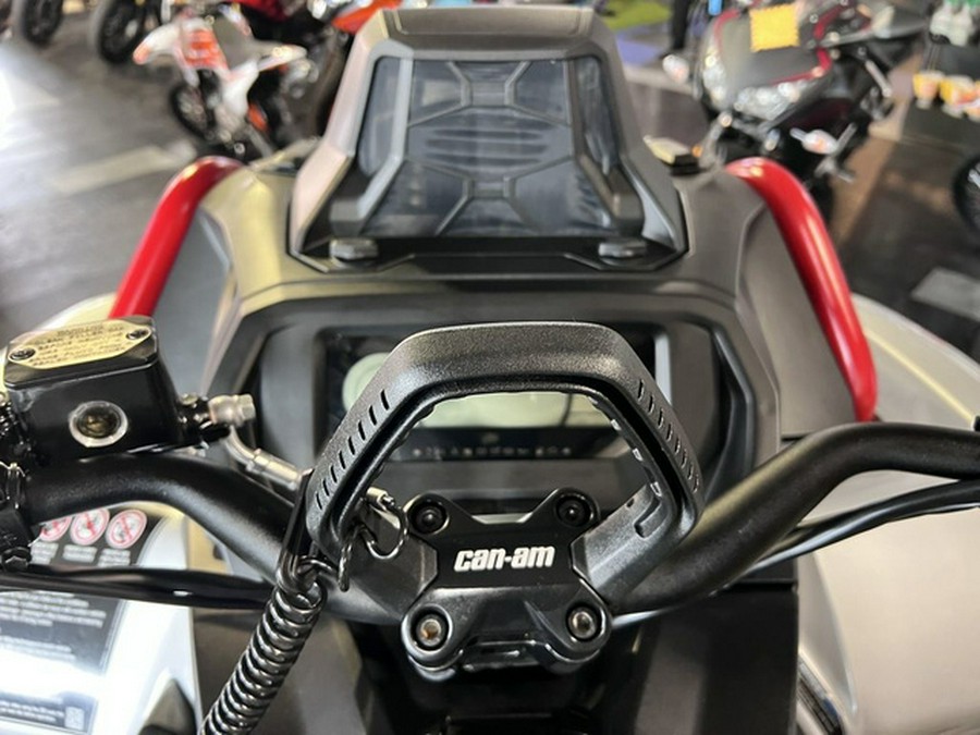 2025 Can-Am Outlander X Mr 1000R Hyper Silver & Legion Red