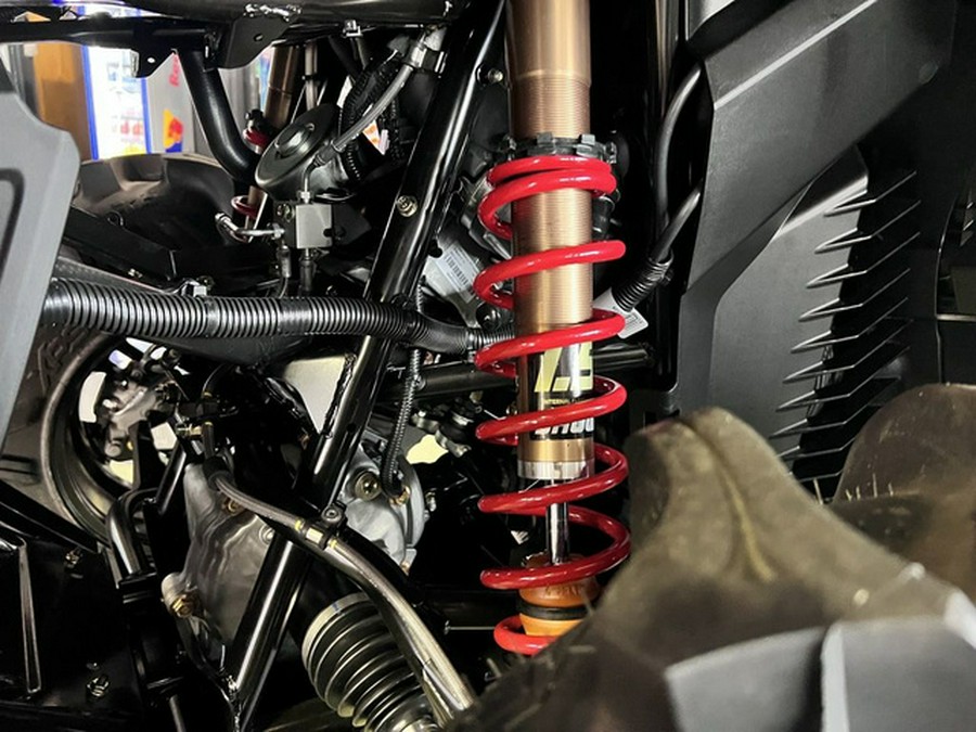 2025 Can-Am Outlander X Mr 1000R Hyper Silver & Legion Red