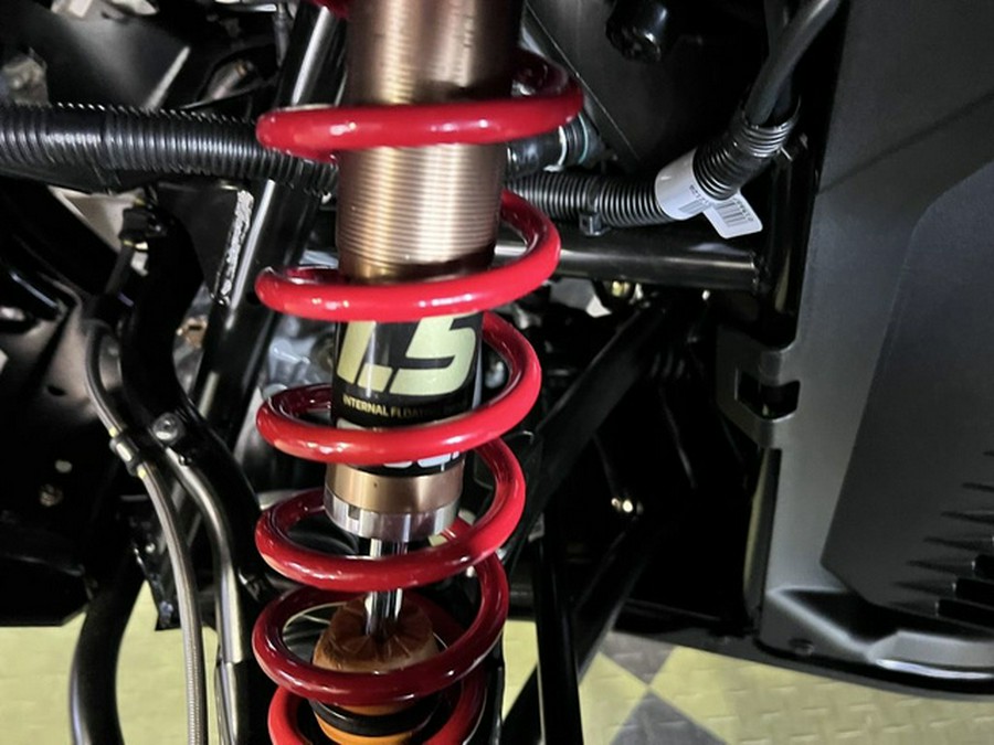 2025 Can-Am Outlander X Mr 1000R Hyper Silver & Legion Red