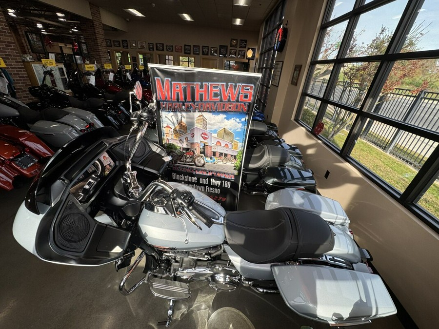 2025 Harley-Davidson® Road Glide® Atlas Silver Metallic