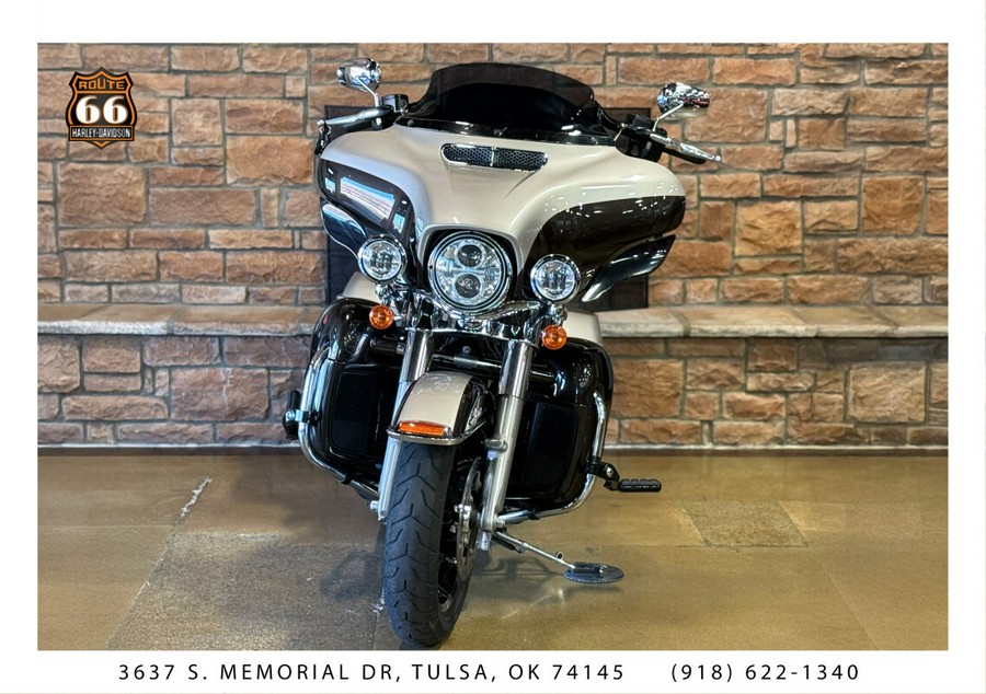 2018 Harley-Davidson® Ultra Limited SLVFRTN/SMTRBRW W/PINSTRIPE