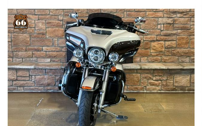 2018 Harley-Davidson® Ultra Limited SLVFRTN/SMTRBRW W/PINSTRIPE